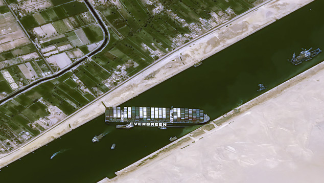 O navio cargueiro de 220 mil toneladas encalhou no Canal de Suez na tera-feira e continua bloqueando a passagem de centenas de embarcaes. Crdito: Imagem divulgada pelo twiiter @AirbusSpace. Satlite de alta resoluo Pleiades.