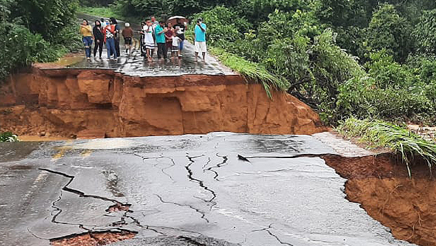 Uma cratera se abriu na rodovia PI-247, no sul do Piau, em razo das chuvas volumosas do fim de semana. Crdito: Reproduo Redes Sociais. 