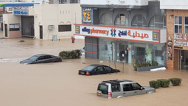 O ciclone tropical Shaheen provocou severas inundaes e fez vtimas na capital Mascate, em Om, durante o domingo. Crdito: Imagem divulgada pelo twitter @RatanShaeda55
