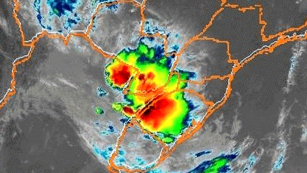 Imagem de satlite das 12:40 UTC desta quarta-feira mostra em vermelho fortes instabilidades entrando no Rio Grande do Sul. H alerta para temporais e ventania. Crdito: Satlite GOES-16/NOAA/Apolo11 