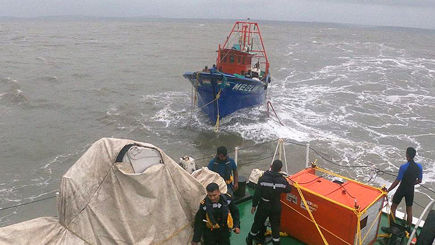 Resgate de tripulantes em uma embarcao  deriva prximo a costa de Goa, no sul da ndia. O ciclone tropical Tauktae deixou o mar revolto o que resultou em diversas ocorrncias. Crdito: Divulgao Guarda Costeira Indiana. 