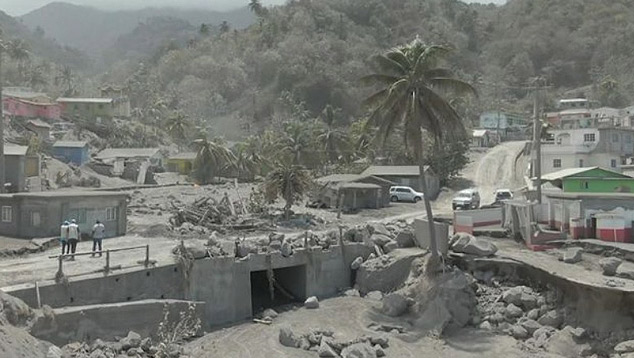 Cinzas ainda cobrem parte da ilha caribenha Saint Vincent and Grenadines, enquanto continua a atividade do vulco La Soufrire. Crdito: reproduo de imagem feita por drone/SkyNews. 