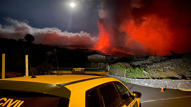 Atividade explosiva do vulco Cumbre Vieja aumentou nas ltimas 24 horas. Crdito: Imagem divulgada pelo twitter oficial da Gaurda Civil da Espanha @guardiacivil 