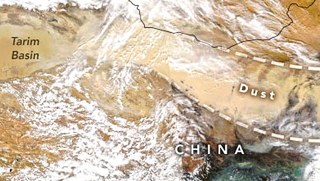 Detalhe da imagem de satlite mostra a nuvem de poeira avanando do deserto de Taklamakan no noroeste da China. Crdito: NASA. 