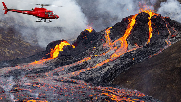 Fluxos de lava avanaram sobre um pequeno vale na pennsula de Reykjanes, aps erupo do vulco Krysuvik no dia 19. Crdito: Imagem divulgada pelo twitter @Icelandair/IMO. 