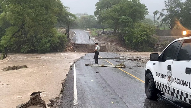 Chuvas do furaco Enrique provocaram destruio em Colima, Guerrero e Michoacn. Crdito: Imagem divulgada pelo twitter da Guarda Nacional @GN MEXICO   