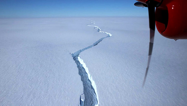 Iceberg A74 se rompeu da plataforma de gelo Brunt, na Antrtida, no dia 26 e tem aproximadamente 1270 quilmetros quadrados. Crdito: Imagem divulgada no twitter oficial British Antarctic Survey @BAS News 
