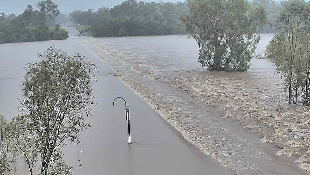 Passagem do ciclone tropical Imogen provoca inundaes em Queensland. Crdito: Imagem divulgada por Transport anda Main Roads Queensland @TMRQld   
