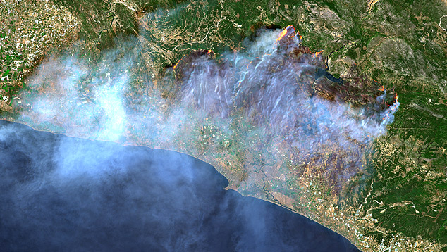 Imagem de satlite mostra fumaa dos incndios tomando o sul da Turquia no domingo, primeiro de agosto de 2021. Crdito: Sentinel-2/Copernicus/ESA