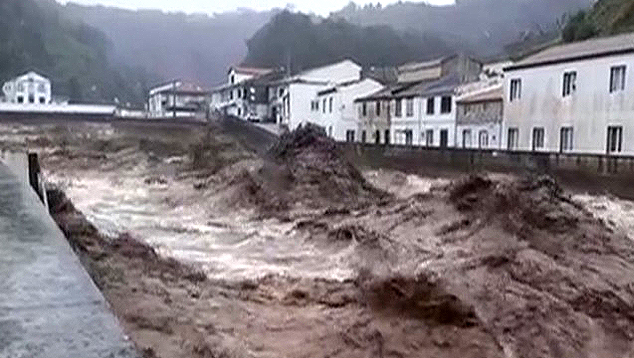 A chuva intensa provocou mais de 40 ocorrncias na ilha de So Miguel, nos Aores, mas no houve vtimas. Crdito: Imagem divulgada em redes sociais