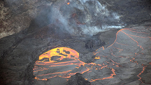 Erupo em curso dentro da cratera Halemaumau no cume do Kilauea no dia 2 de abril de 2021. Crdito: USGS/ L. DeSmither