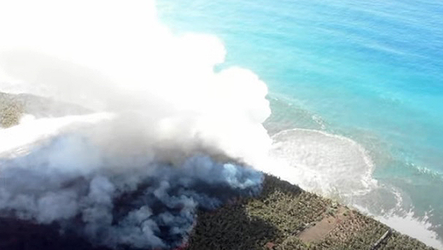 Novo fluxo de lava encontra o mar na costa oeste de La Palma, ao sul do Porto de Tazacorte, segunda-feira, dia 22. Crdito: Insituto Geolgico e Mineiro da Espanha/IGME 