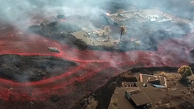 Imagem do grande fluxo de lava ardente escorrendo em direo a Todoque, em La Palma, no domingo, dia 10 de outubro. Crdito: Imagem capturada por drone do Instituto Geolgico e Mineiro da Espanha.