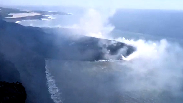 Imagem area da lava encontrando o oceano Atlntico, em La Palma, nas ilhas Canrias. O momento estava sendo aguardado pelas autoridades e gera exploses desde ontem a noite. Crdito: Imagem divulgada pelo twitter oficial do INVOLCAN. 