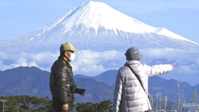 Imagem do Monte Fuji inteiro coberto por neve na segunda-feira, dia 25. Crdito: Divulgao Observatrio Nihon Daira/Portal Mie