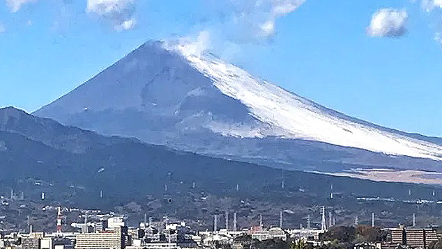 Monte Fuji com cobertura de neve apenas de um lado no dia 15 de dezembro de 2020. Crdito: Imagem divulgada por Weather News. 