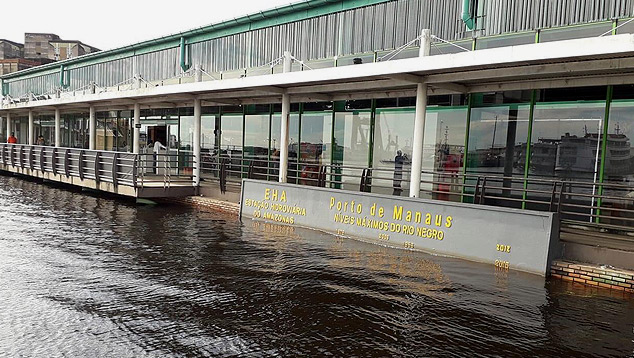 Nvel do rio Negro em Manaus atingiu a marca de 29,80m em 19 de maio, ultrapassando a cheia de 2009. Crdito: Imagem divulgada pelo twitter @BragaGisella/Manaus de Antigamente.