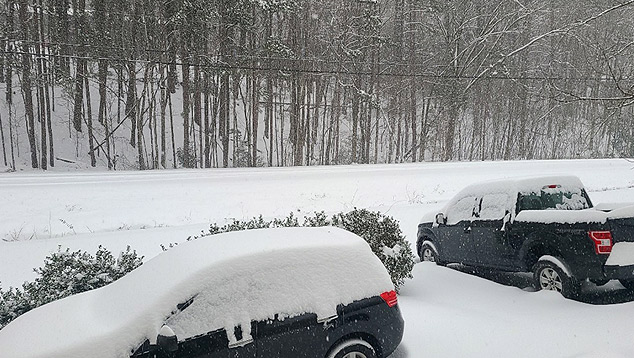 Hot Spring Village, no Arkansas, coberto por neve nesta segunda-feira, dia 15. EUA vivem a maior onda de frio em dcadas. Crdito: Imagem divulgada pelo twitter @SkylarY64