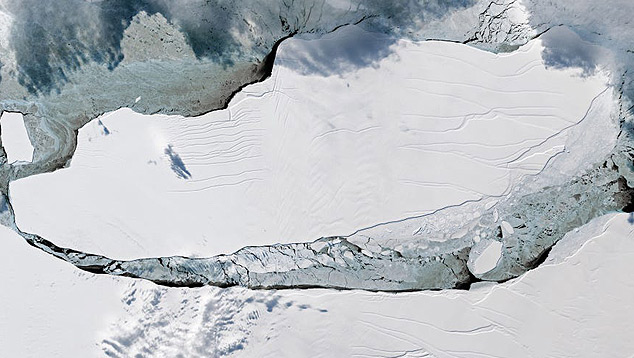 Gigante A68A quando se rompeu da Antrtida em 2017. Crdito: Joshua Stevens/Earth Observatory/NASA/USGS