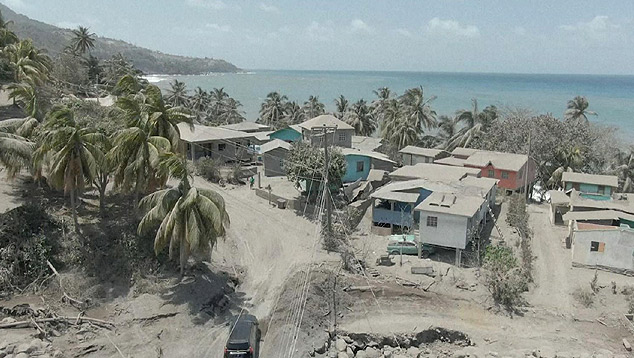 Imagem reproduzida por drone em Saint Vincent and Grenadines, no Caribe. Parte da ilha caribenha continua coberta por muitas cinzas vulcnicas. Crdito: reproduo SkyNews.   