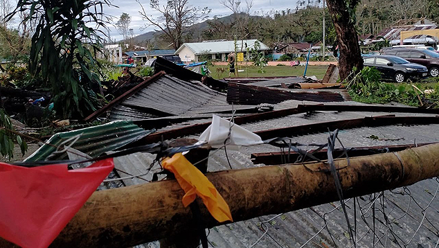 Estragos provocados pelos ventos arrasadores do super tufo Rai no leste das Filipinas durante a quinta-feira, dia 16. Crdito: Divulgao Cruz Vermelha Filipina 