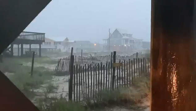 Amanhecer em Dauphin Island, Alabama. A rea central do Golfo do Mxico est em alerta por conta da passagem da tempestade tropical Claudette. Crdito: Imagem divulgada pelo twitter @matt goins<BR> 