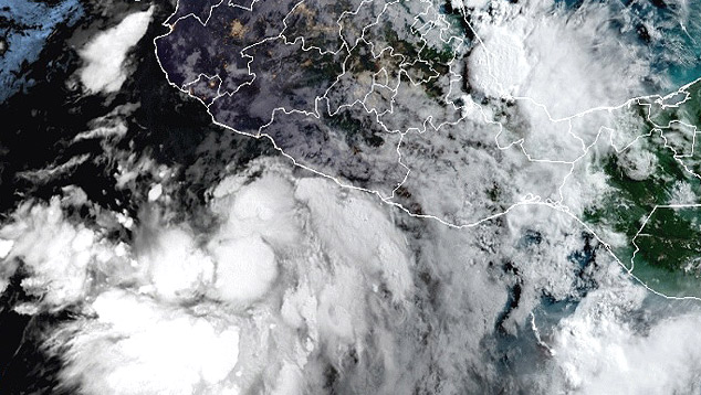 Imagem de satlite mostra a grande rea da tempestade tropical Enrique ao sudoeste de Colima, no Mxico, na manh do dia 25. Crdito: GOES-EAST/NOAA  