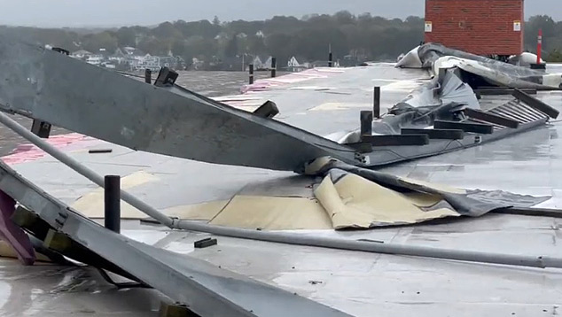 Telhado totalmente destrudo na costa de Massachusetts por ventos intensos acima de 100 km/h. Crdito: Imagem divulgada pelo twitter @KatNBCBoston