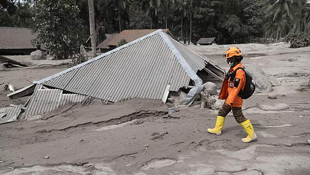 Erupo do vulco Semeru foi repentina e uma espessa camada de cinzas cobriu onze vilarejos. Crdito: Imagem divulgada pelo twitter @radio580nic