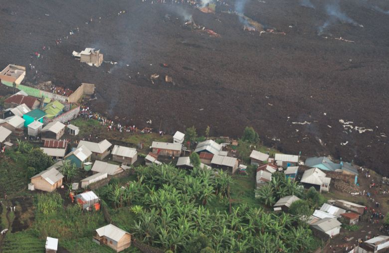 A ajuda humanitria internacional est fornecendo gua, abrigo e trabalhando na reunificao familiar nas reas destrudas prximas  Goma. Crdito: Imagem divulgada pelo twitter @MONUSCO e @UNOCHA