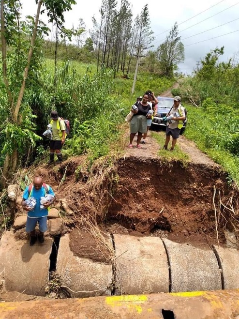 O ciclone tropical Ana impactou Fiji aps cinco semanas do ciclone Yasa, provocando grande destruio nas ilhas Vanua Levu e Viti Levu. Apesar da dificuldade de acesso, voluntrios da Cruz Vermelha continuam ajudando as comunidades mais afetadas. Crdito: @FijiRedCross