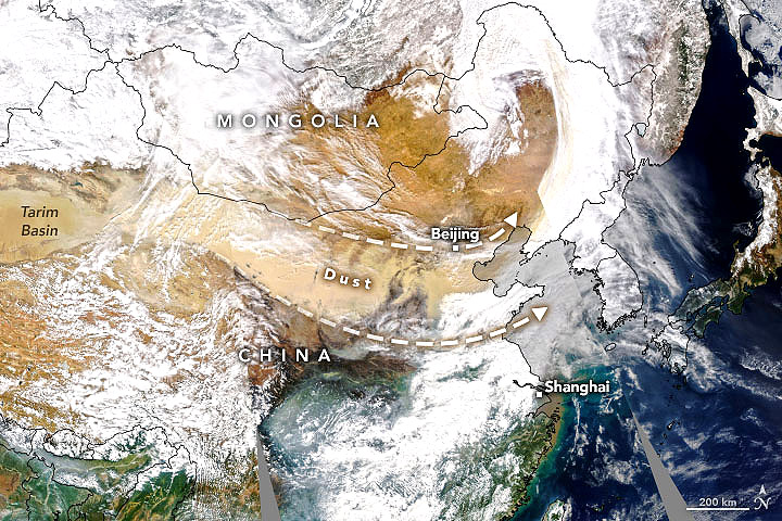 Imagem da grande nuvem de poeira sobre a China foi captada pelo satlite Aqua, da Nasa, no dia 15 de maro. Crdito: Earth Observatory/Nasa.  