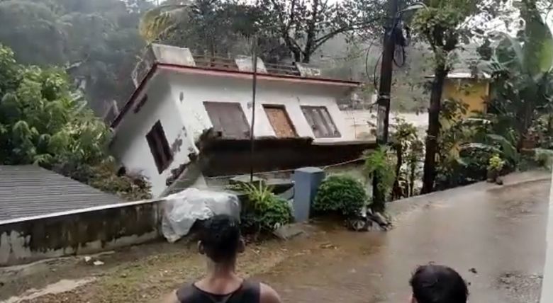 Casa  arrastada pela correnteza de um rio no estado de Kerala, no sul da ndia. Crdito: Reproduo de vdeo divulgado pleo twitter @NDTV