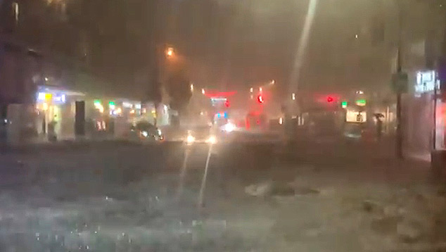 Vista do Queens de dentro de um nibus que ficou ilhado juntamente com vrios carros na quarta-feira a noite. Crdito: Imagem divulada pelo twitter @JoeEEnglish