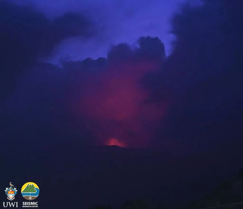 Foto de longa exposio onde  possvel observar o brilho da lava no cume do La Soufrire na manh do dia 9 de abril. Crdito:Sismologista vulcnico Roderick Stewart/UWISeismicResearch 