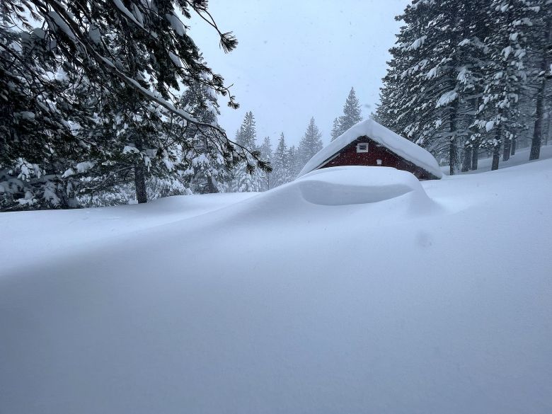 Quantidade de neve acumulada no Laboratrio de Neve Sierra chega a 5,3 metros, recorde para dezembro em 51 anos. Crdito: Divulgao @SagehenCreekFS/@UCB CSSL