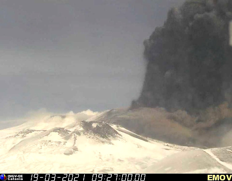 Imagem do pico de atividade do vulco Etna no dia 19 de maro, registrada por webcam em Montagnola. Crdito: INGV. 