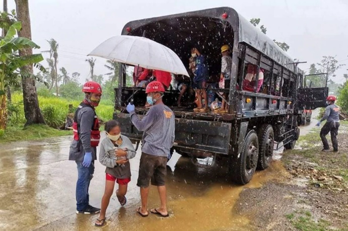 Cerca de 230 mil pessoas precisaram ser evacuadas nas Filipinas.Crdito: Imagem divulgada por MDRRMO. 