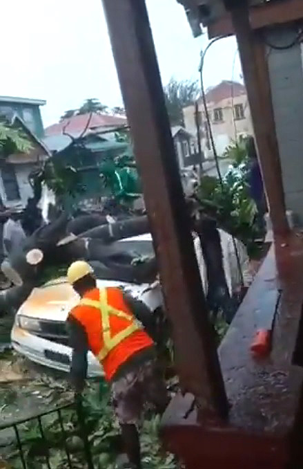 Destruio em Barbados aps a passagem do furaco Elsa durante a sexta-feira, dia 2. Crdito: Imagem reproduzida no twitter @NewsFromTiffany