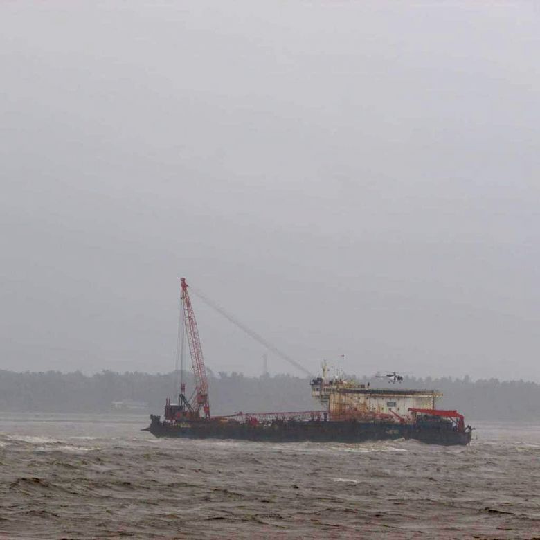 Embarcao Gal Construction que ficou  deriva na costa de Mumbai com mais de cem pessoas a bordo. Crdito: Divulgao Guarda Costeira da ndia. 