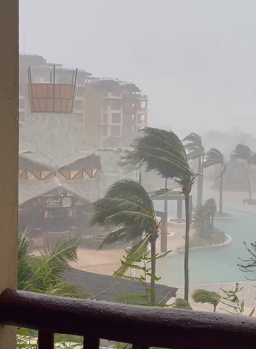Chuva torrencial atinge a Ilhas das Mulheres na quinta-feira com a passagem de Grace. Crdito: Imagem divulgada pelo twitter @ Imcarrr