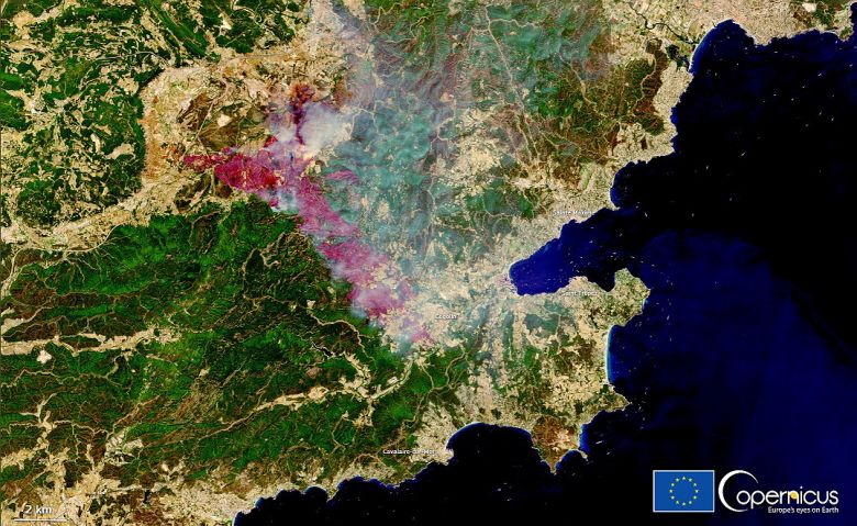 Imagem de satlite revela a fumaa que se espalha prxima a regio turstica de Sanit-Tropez, na Costa Azul, sul da Frana. O pas  o mais recente da Bacia do Mediterrneo a ser atingido pela onda de calor e os incndios. Crdito: Sentinel-2/Copernicus/ESA