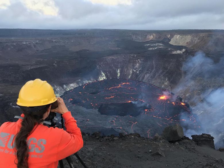 Tcnicos monitoram a cratera Halemaumau do Kilauea em 4 de outubro, onde o lago de lava continua se formando. Crdito: USGS