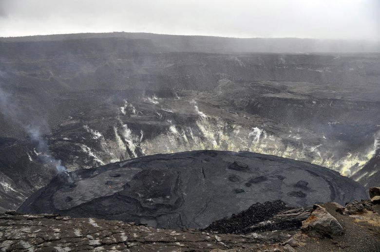 O lago de lava na cratera Halemaumau permanece ativo e continua subindo desde 20 de dezembro de 2020. Crdito: Imagem do dia 5 de abril de 2021/USGS/N. Deligne 