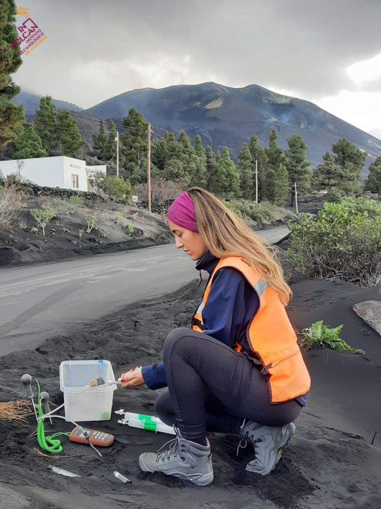 A baixa atividade do Cumbre Vieja permitiu aos tcnicos recolherem novas amostras de cinzas vulcnicas esta semana. Crdito: INVOLCAN
