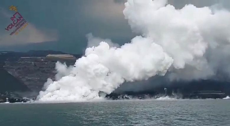 O choque entre a lava e a gua do mar produziu colunas de fumaa e vapor de gases txicos em El Charcn no dia 15 de novembro. Crdito: Divulgao INVOLCAN