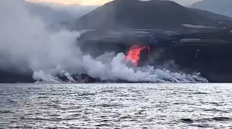 A Direo Geral da Marinha Mercante monitora os fluxos de lava avanando sobre o mar nesta quarta-feira, dia 29. Crdito: Imagem divulgada pelo twitter @mitmagob