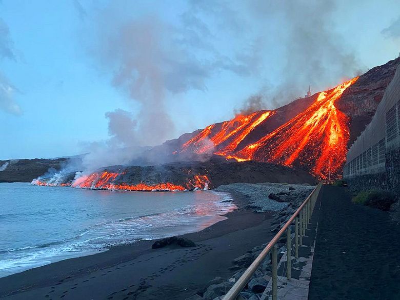 Fluxo de lava chegando  Playa Los Guirres no dia 10 de novembro. Crdito: Divulgao Mistrio dos Transportes e Mobilidade da Espanha. 
