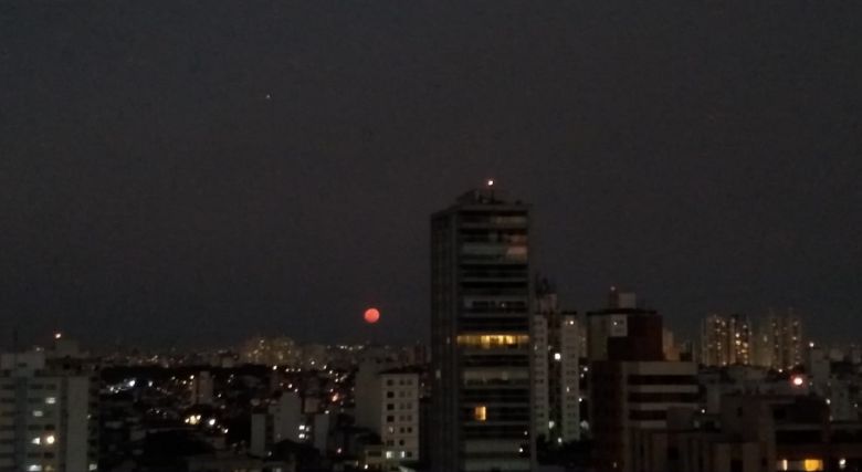 Lua nasce avermelhada em So Paulo por conta do excesso de poluio no ar. Crdito: Apolo11
