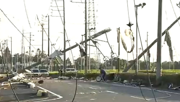 Destruio nos postes afetou a energia eltrica em inmeros imveis. Crdito: Reproduo de imagem divulgada pelo twitter @nhk news 